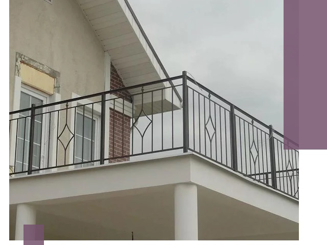 Изготовление балконных ограждений в Междуреченске из металла и стекла