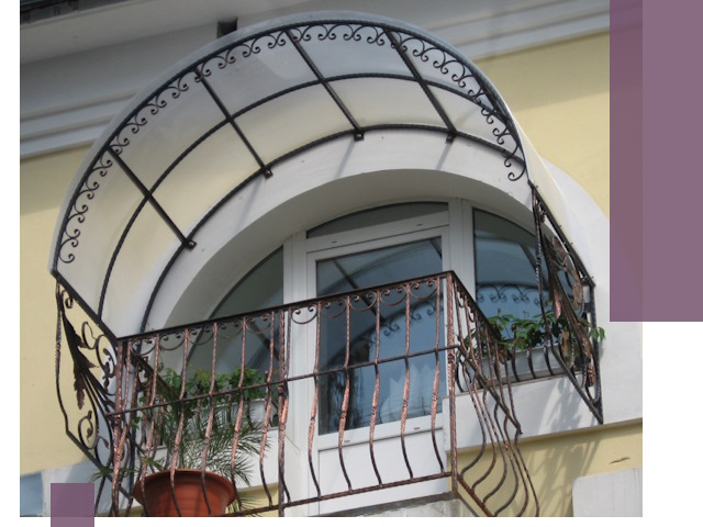 Козырьки над балконом в Междуреченске — изготовление и монтаж